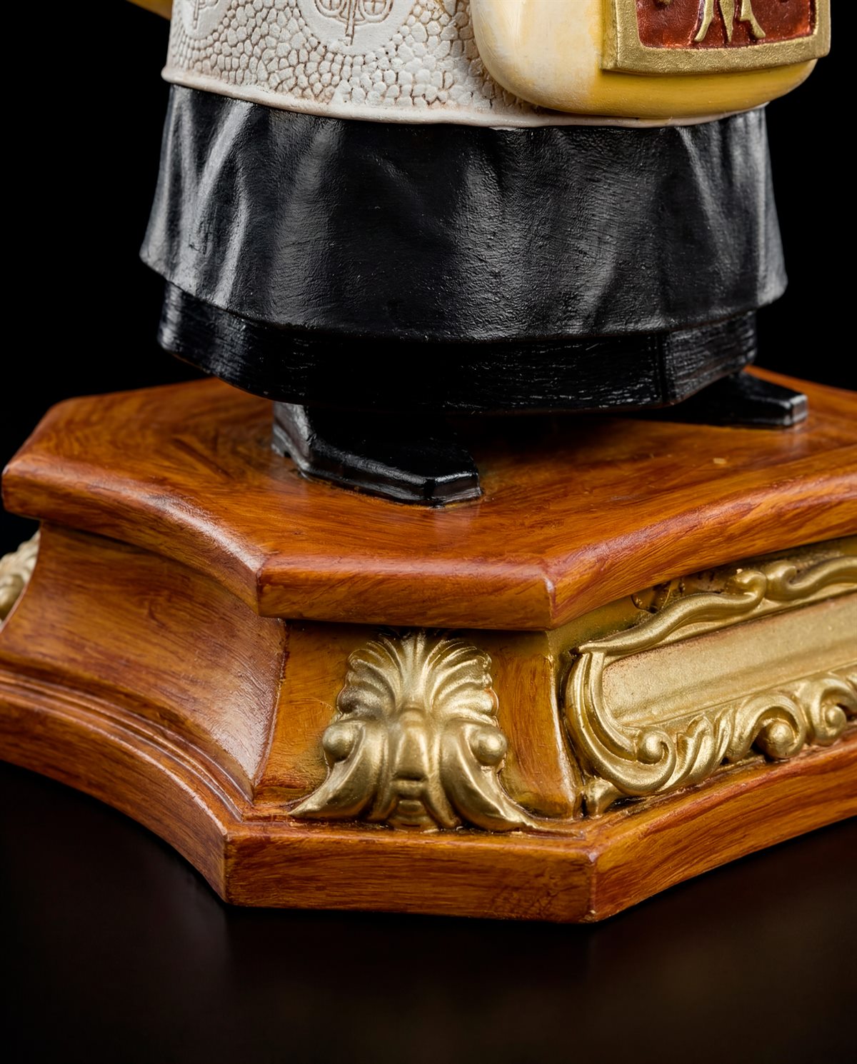 Detalhe da base da imagem de São Josemaria