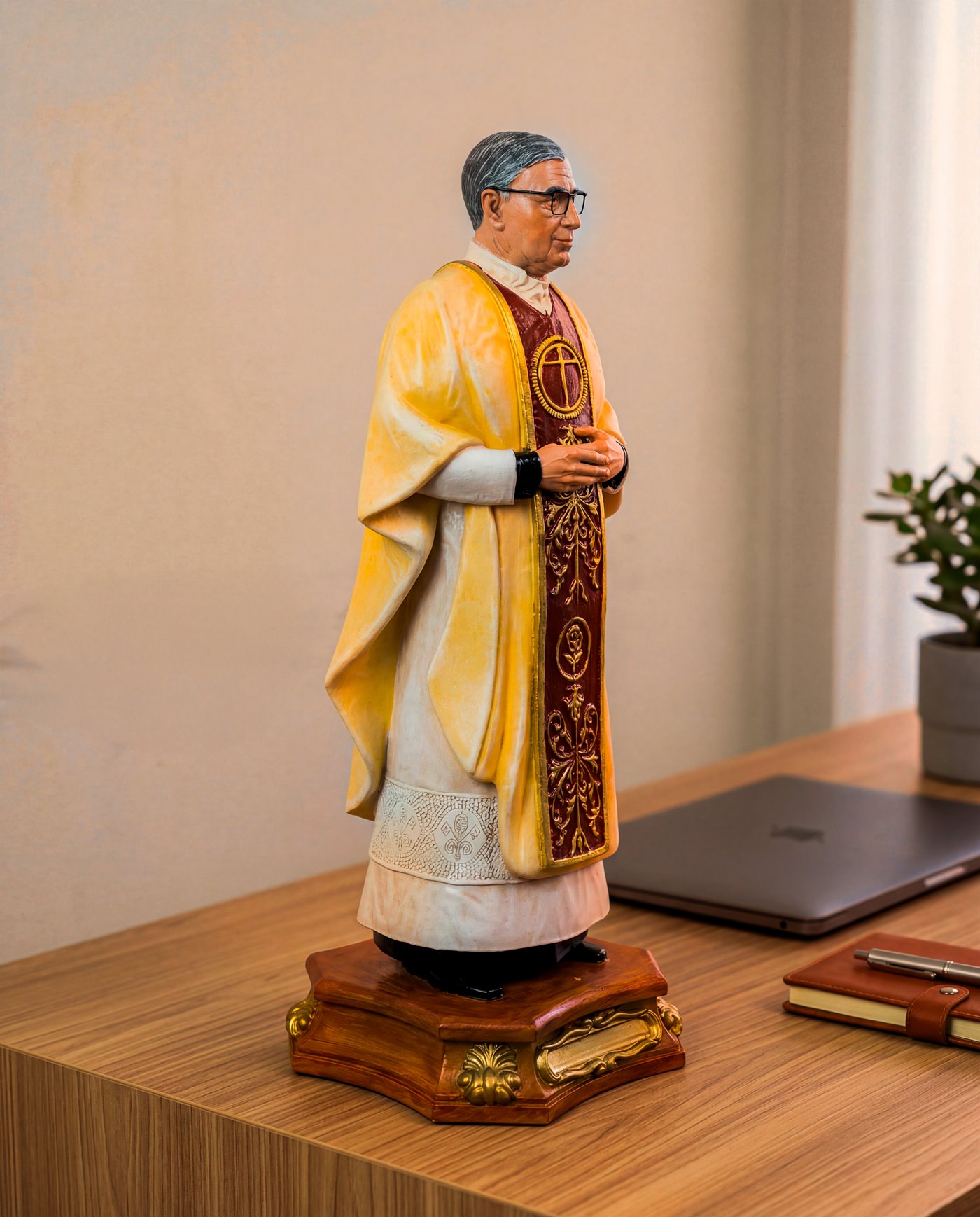 Imagem de São Josemaria Escrivá sobre uma mesa em ambiente devocional